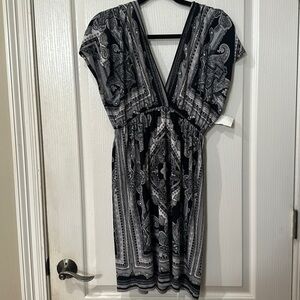 Snap size M, black, white and gray deep V-neck and back gathered waist